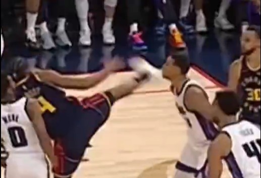 抬脚过高踢到了对手下巴!NBA官方:穆迪这一动作被判1级恶犯