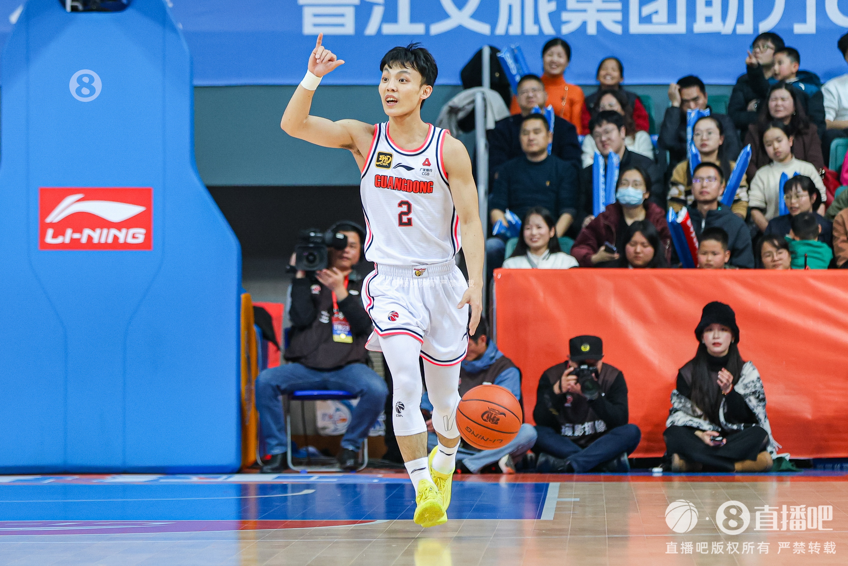 大师!徐杰半场9中8砍下21分4助 单节5记三分惊艳全场