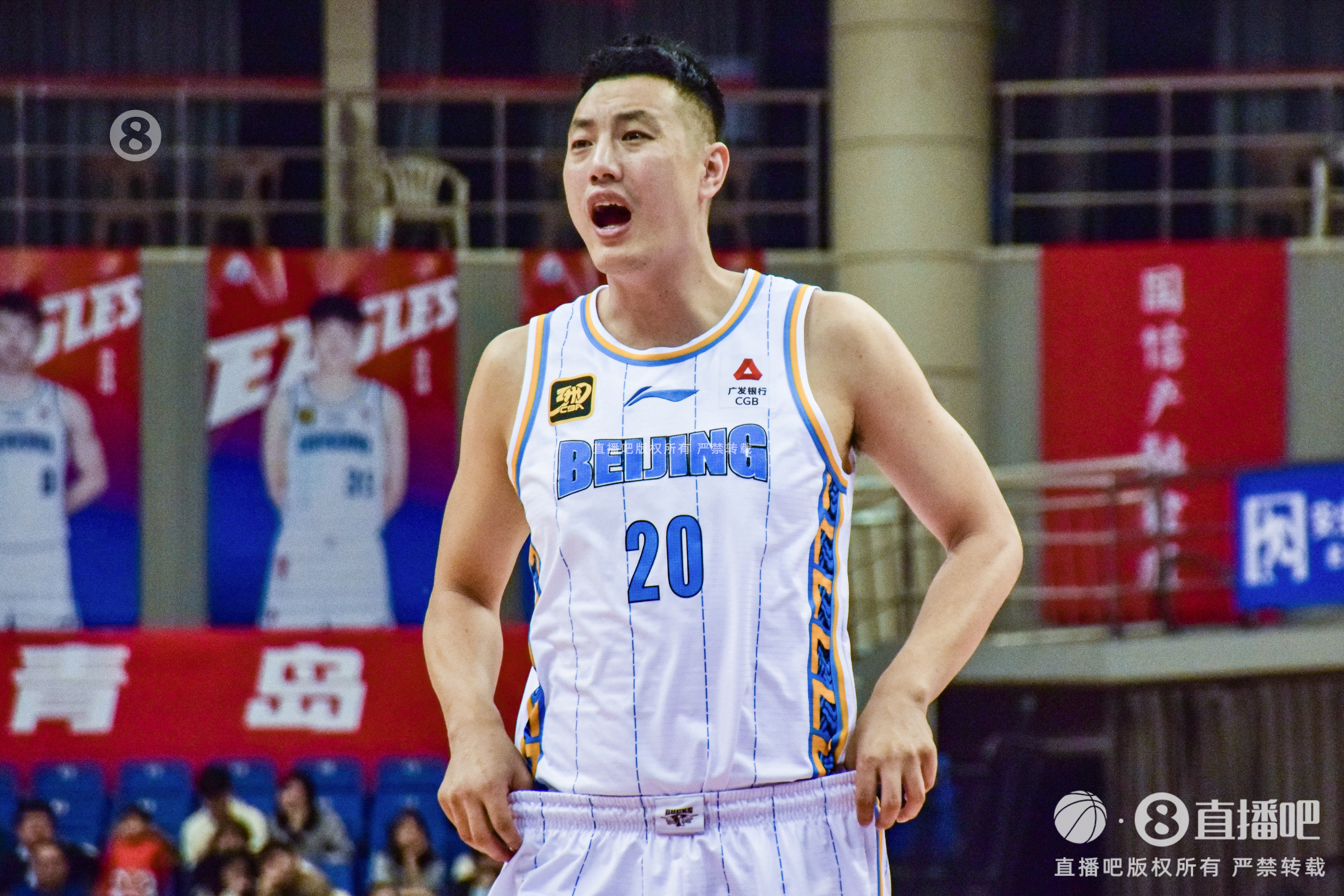 队长以身作则!翟晓川狂抢9个前场篮板 替补4中1&6罚5中拿7分12板